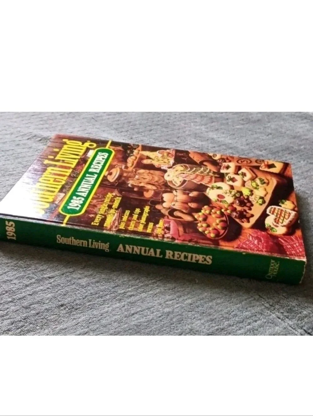 1985 Southern Living Hardcover Cookbook, Country Farmhouse Holiday Kitchen